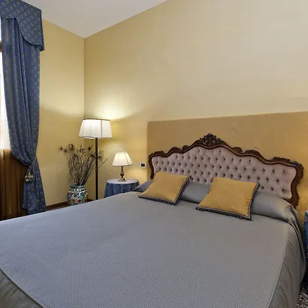 帕拉佐欧多尼酒店 4*