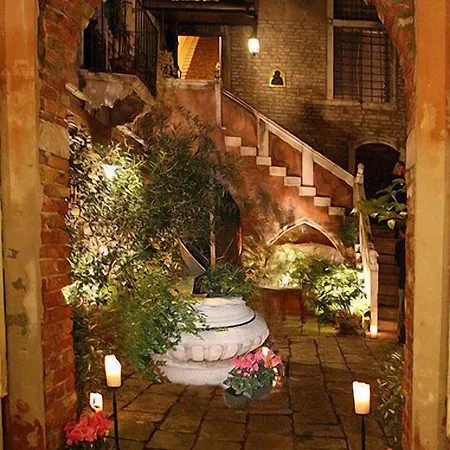 帕拉佐欧多尼酒店 4*